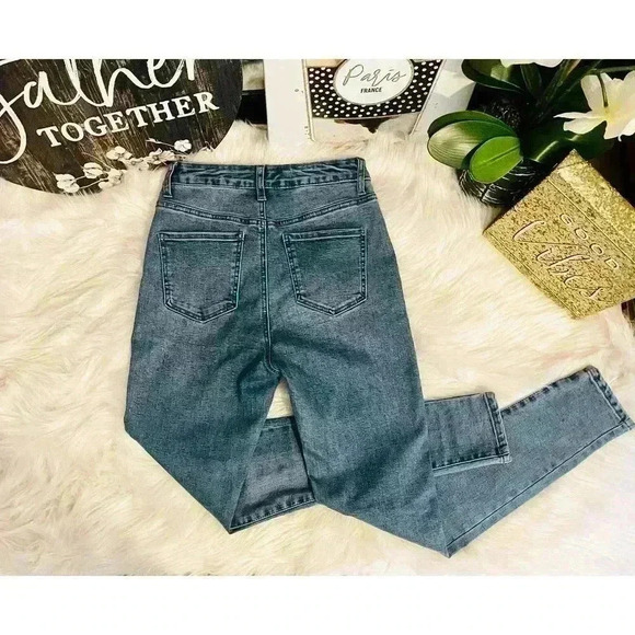 Forever 21 Women’s High-Rise Skinny Jeans - Picture 2 of 7